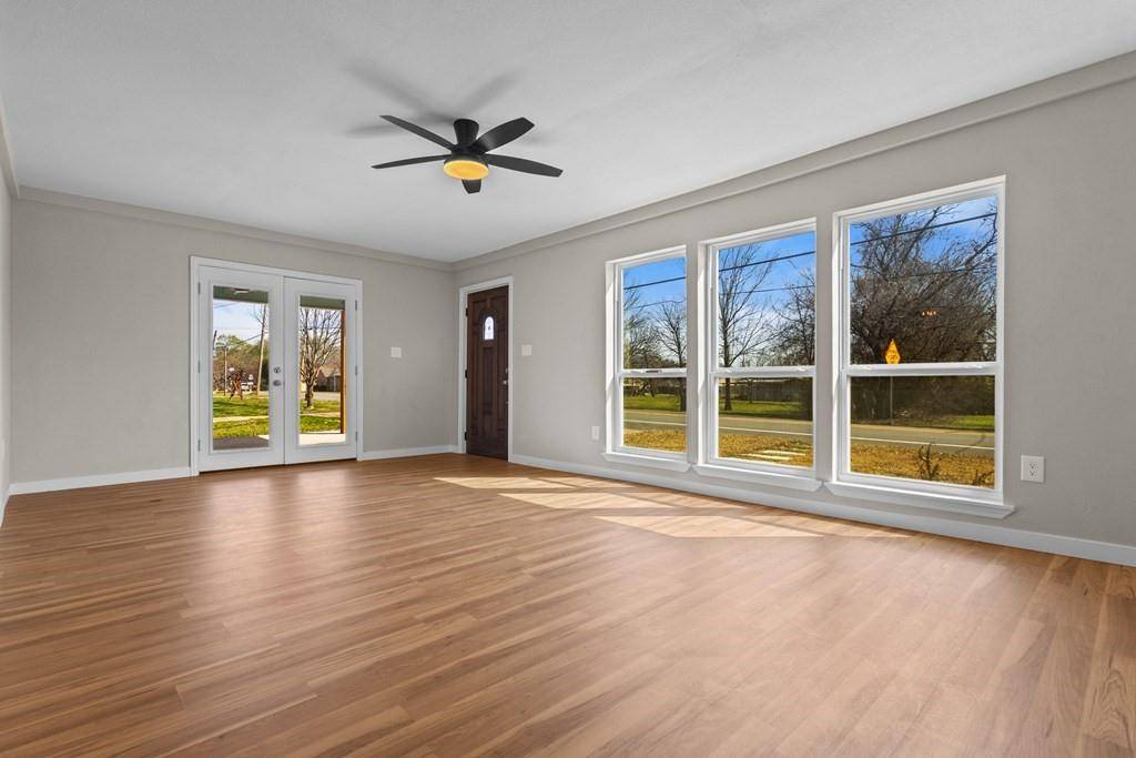 405 E 9th Street, Kemp, TX 75143