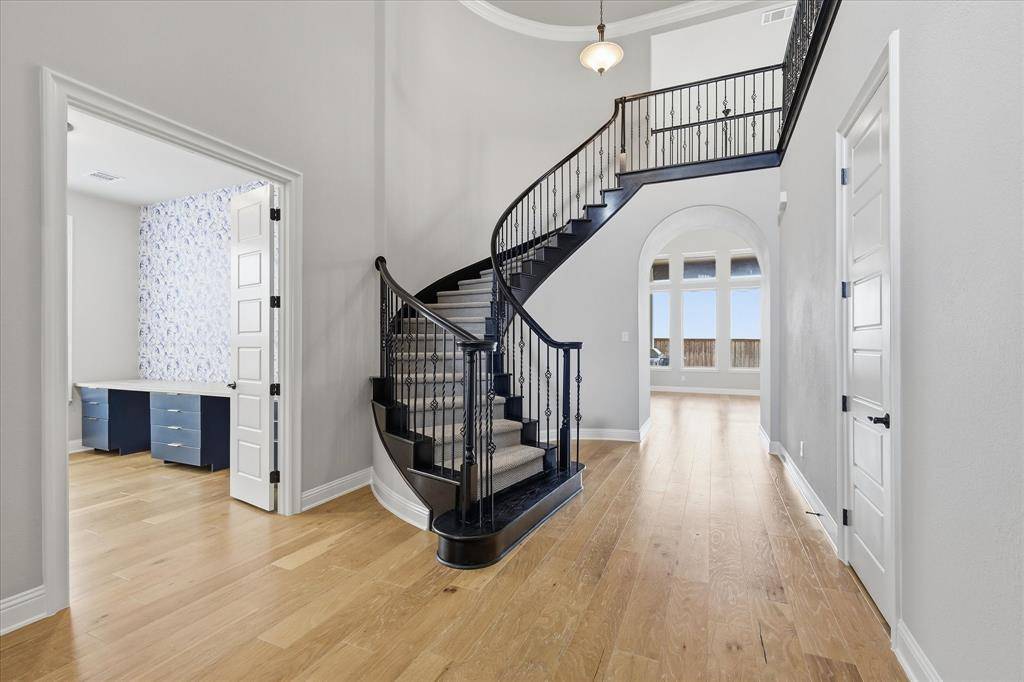 1713 Roundtree Circle E, Fort Worth, TX 76008