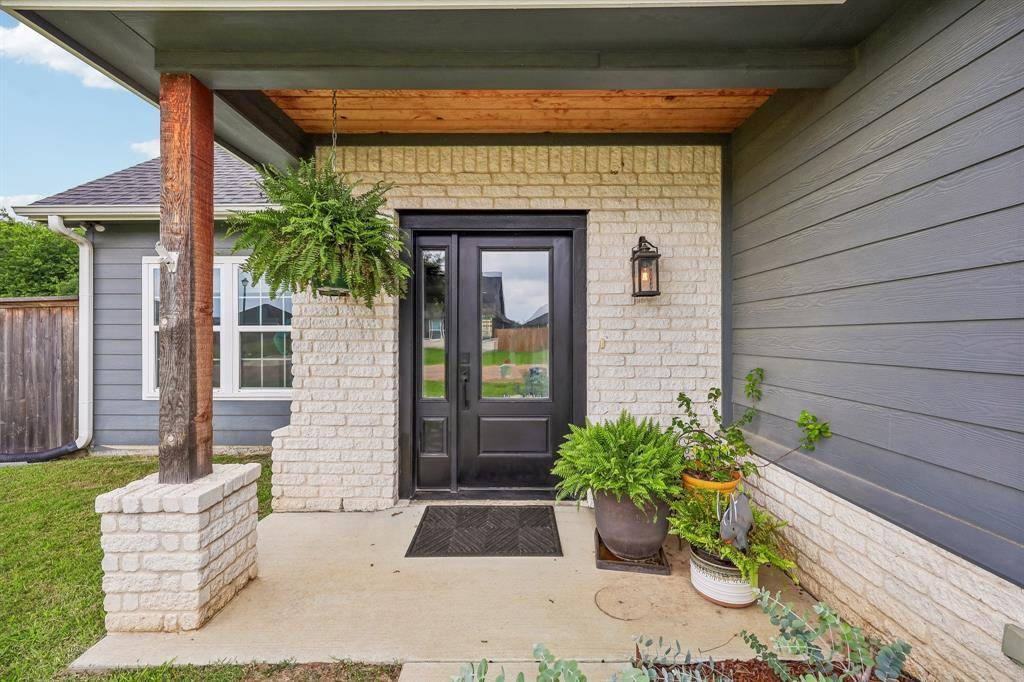 116 E Bexar Street, Mabank, TX 75147