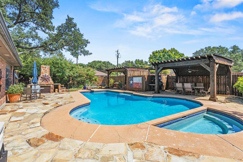 1946 Oakbluff Drive, Carrollton, TX 75007