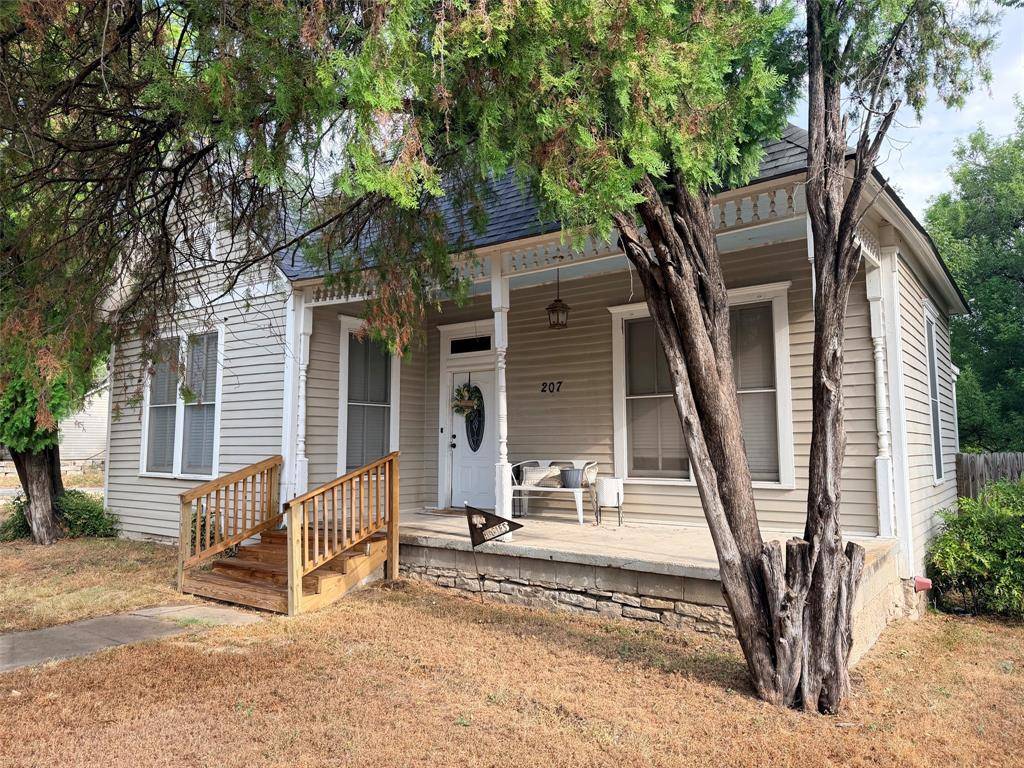 207 W Neely Avenue, Comanche, TX 76442