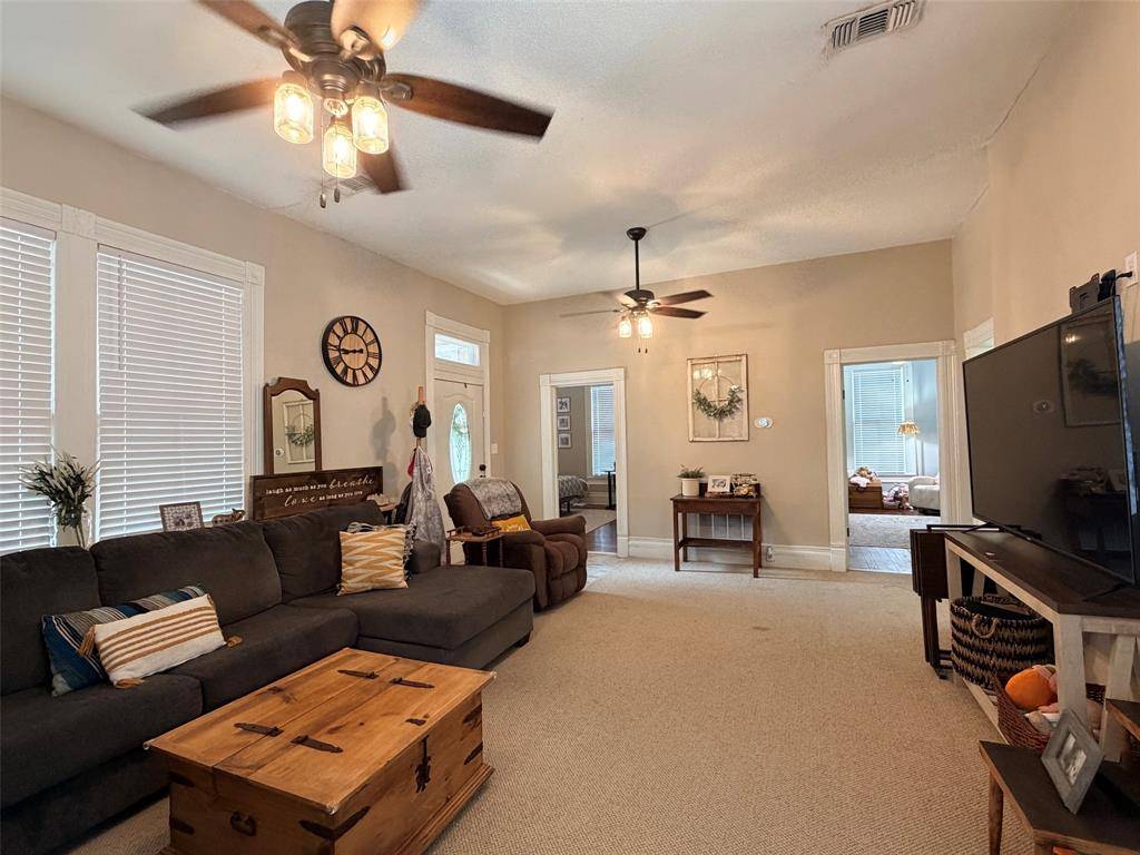 207 W Neely Avenue, Comanche, TX 76442