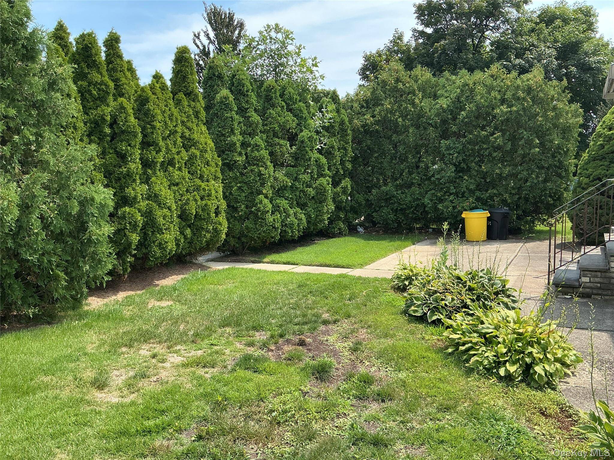 55 Surrey LN, Plainview, NY 11803