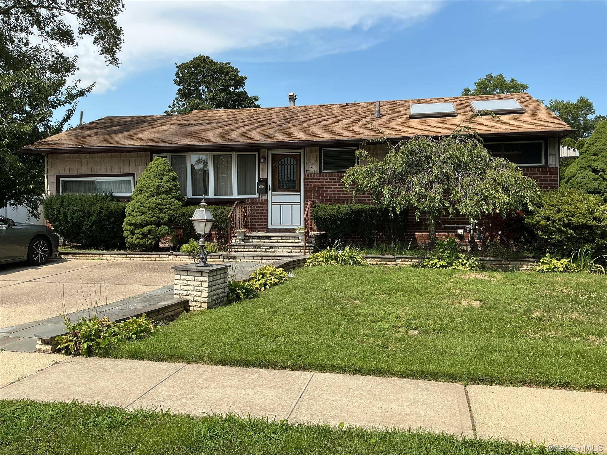 55 Surrey LN, Plainview, NY 11803