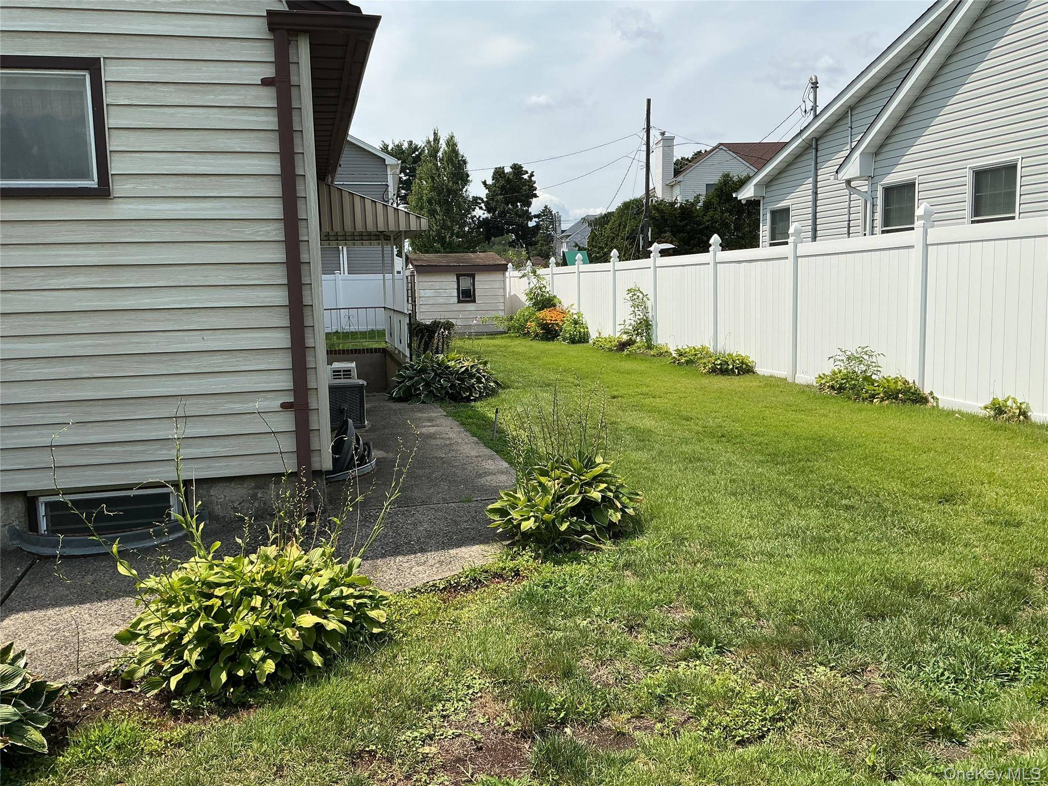 55 Surrey LN, Plainview, NY 11803