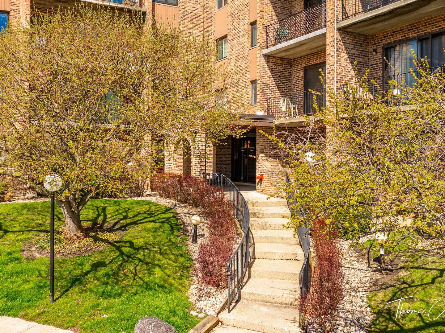 601 W Huntington Commons RD #205, Mount Prospect, IL 60056