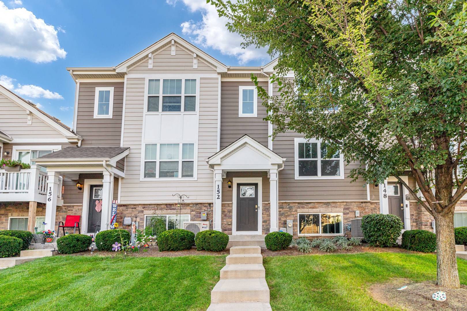 152 Goldenrod DR, Elgin, IL 60124