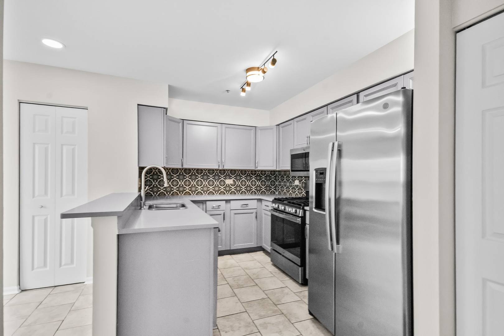 1321 Orleans DR, Mundelein, IL 60060