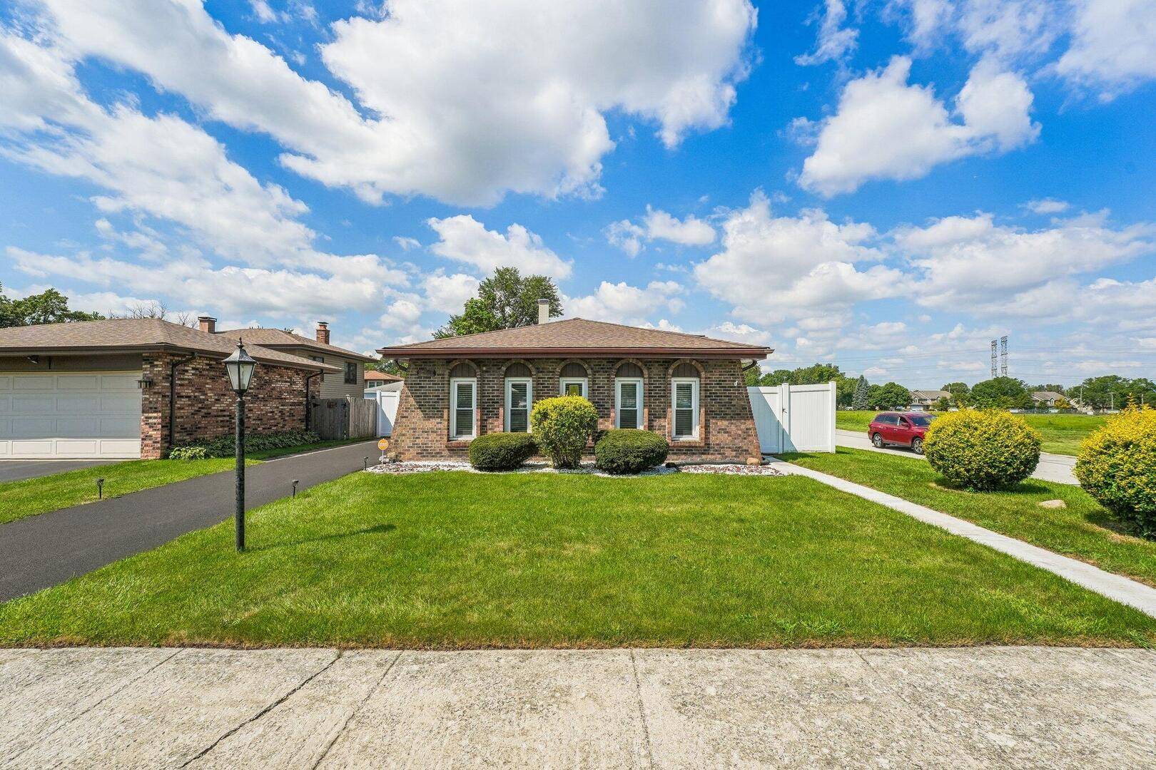 17808 S Hickory ST, Lansing, IL 60438