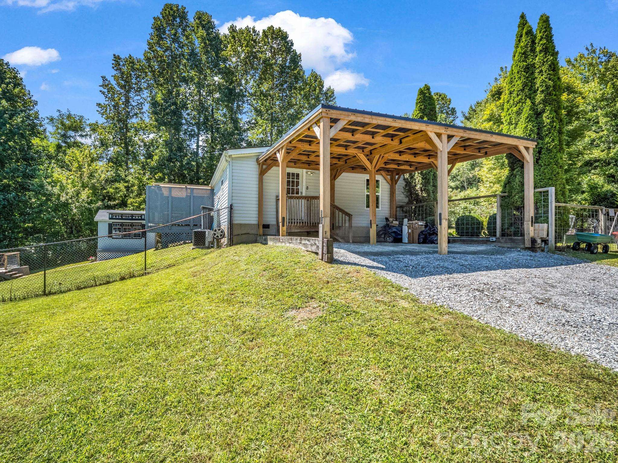 14 Old Possum Holler RD, Hendersonville, NC 28739