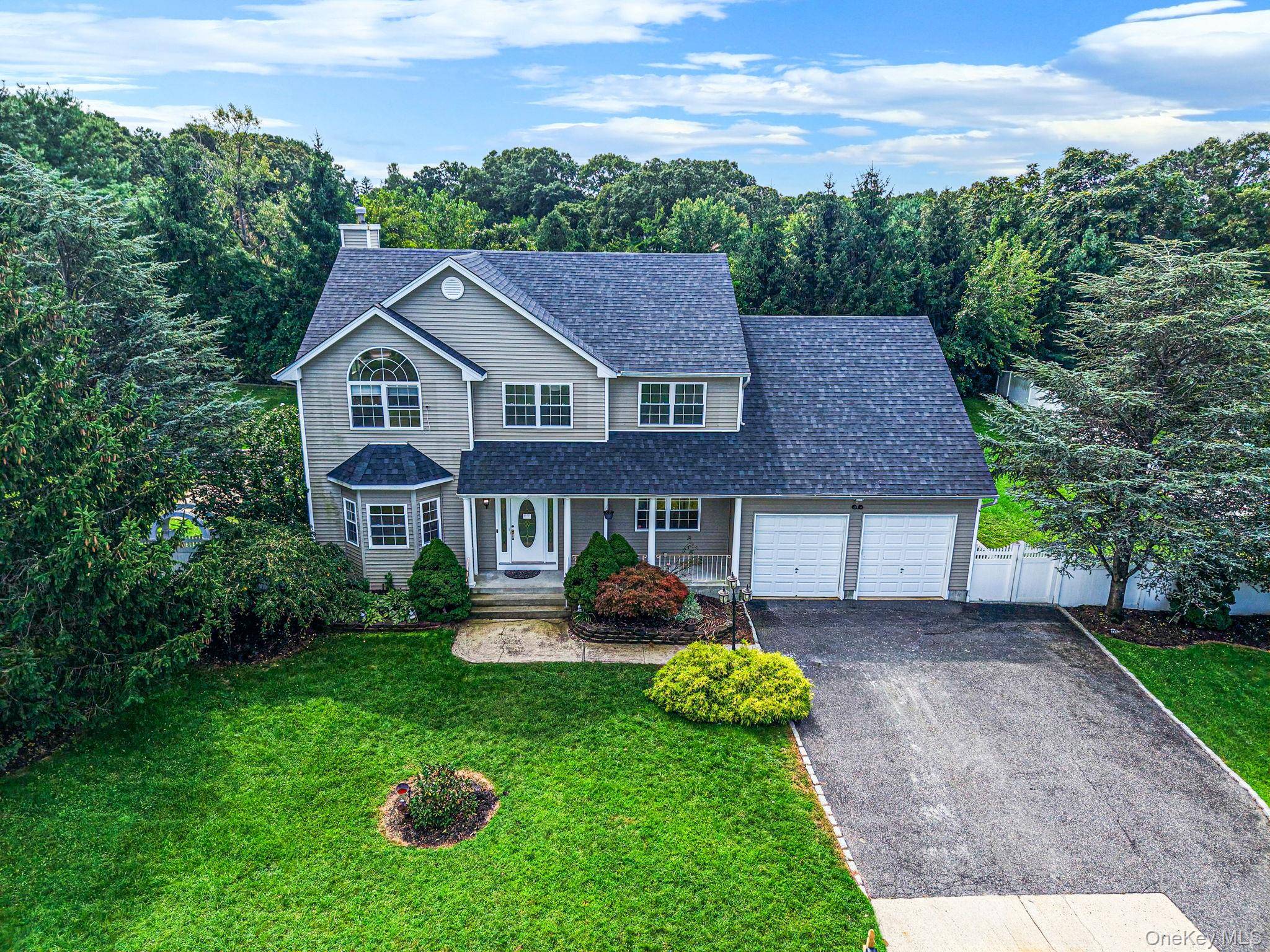 18 Woodridge LN, Coram, NY 11727