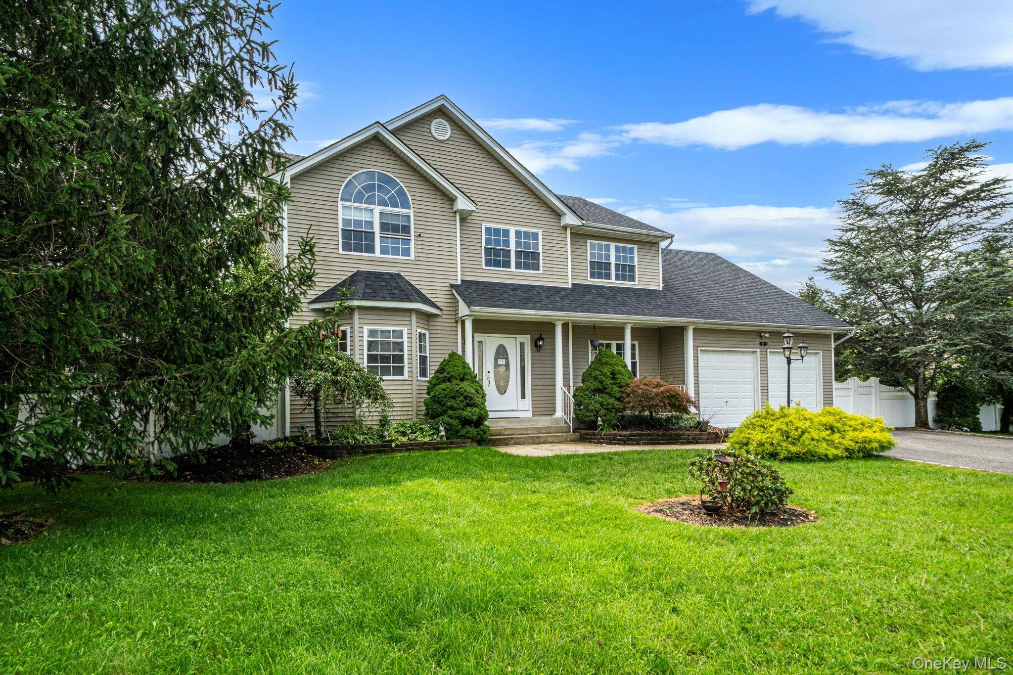 18 Woodridge LN, Coram, NY 11727