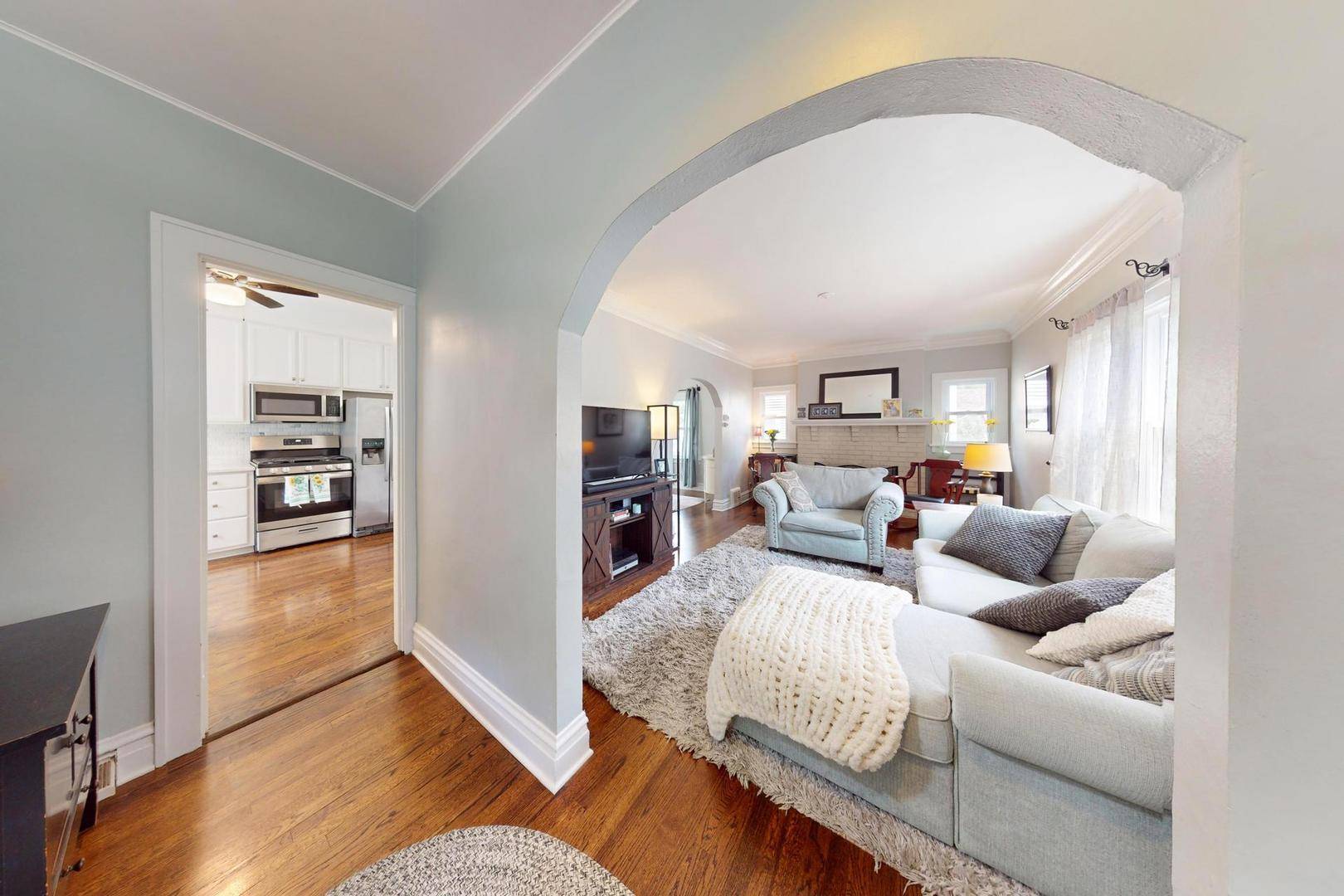 330 Hillside AVE, Glen Ellyn, IL 60137