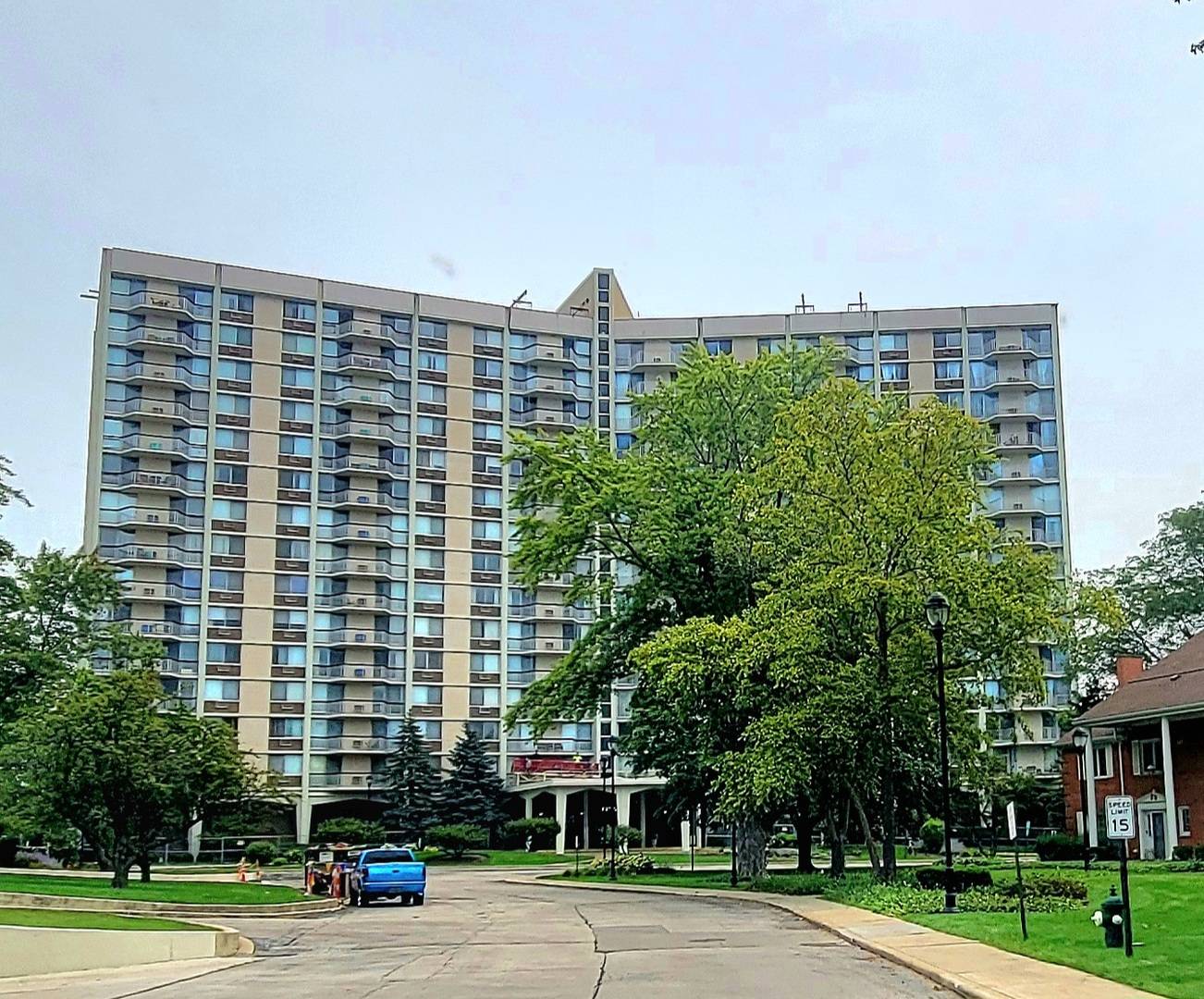 40 N Tower RD #3C, Oak Brook, IL 60523