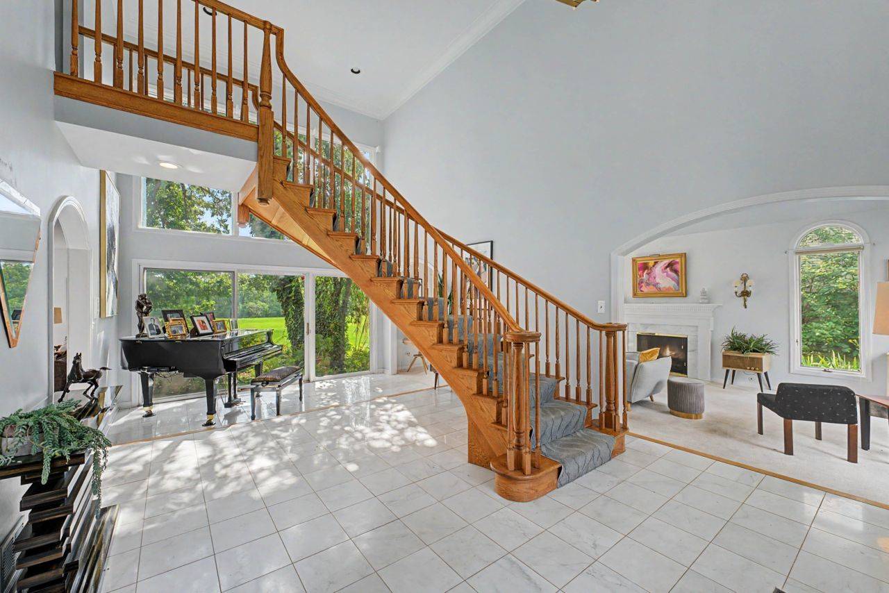 8763 Carlisle CT, Darien, IL 60561