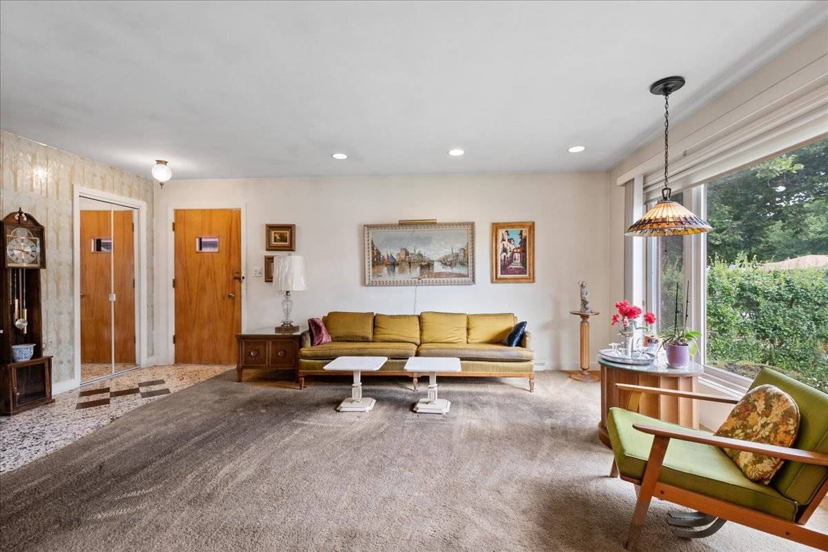 8624 Hamlin AVE, Skokie, IL 60076