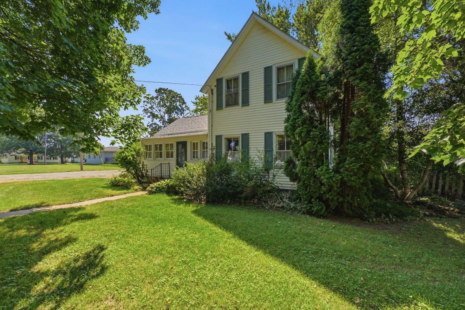 615 Sycamore ST, New Windsor, IL 61465