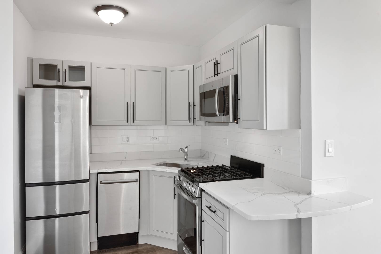 1521 W Sherwin AVE #503, Chicago, IL 60626