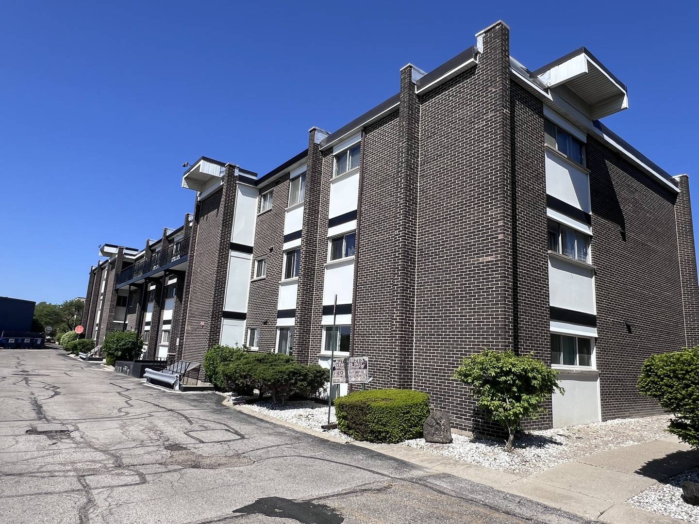 10125 CHERRY Pkwy #203, Skokie, IL 60076
