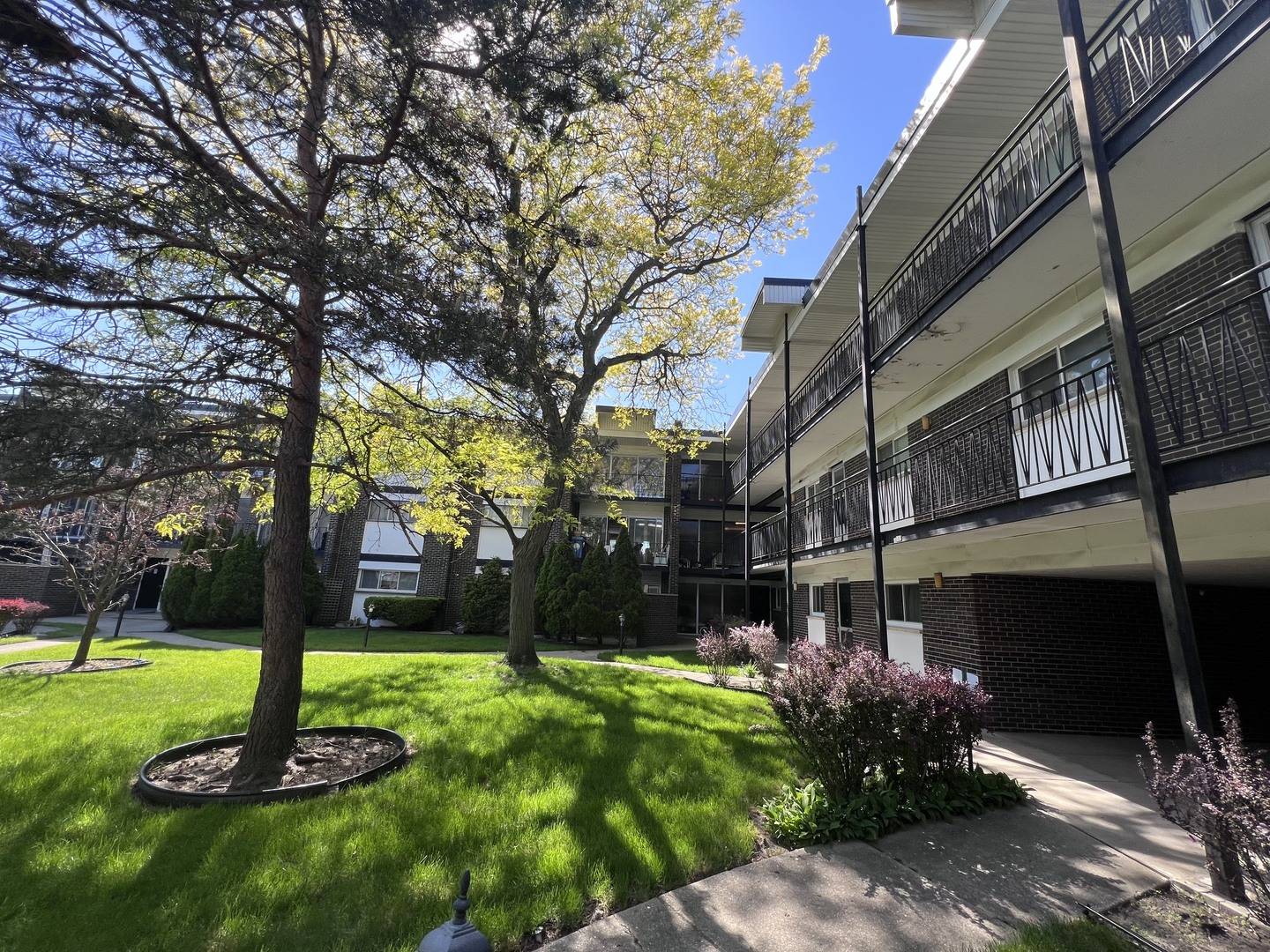 10125 CHERRY Pkwy #203, Skokie, IL 60076