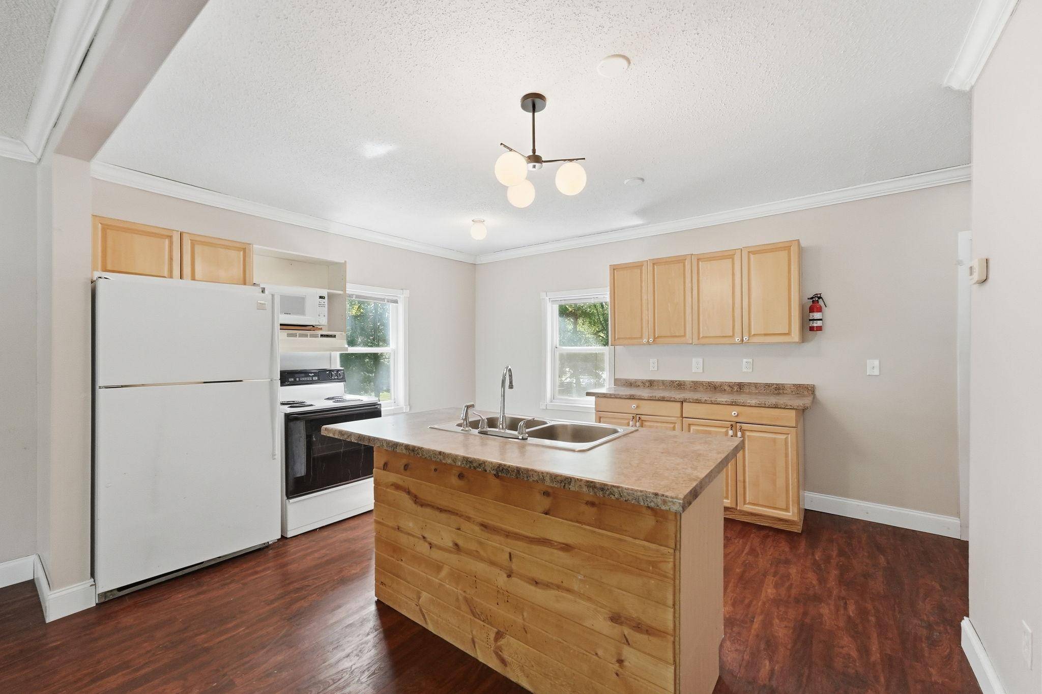 225 Cedar ST NE, New London, MN 56273