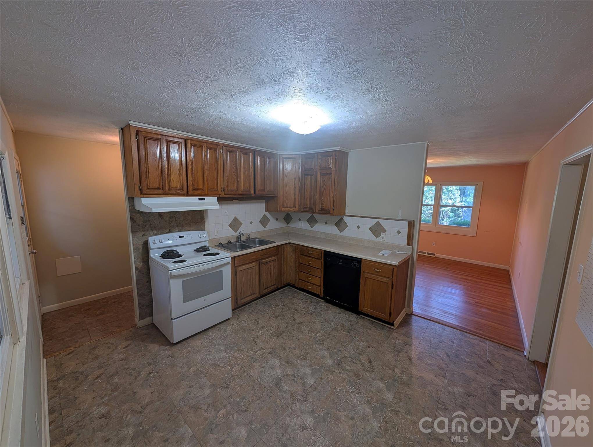 202 Melody CIR, Swannanoa, NC 28778