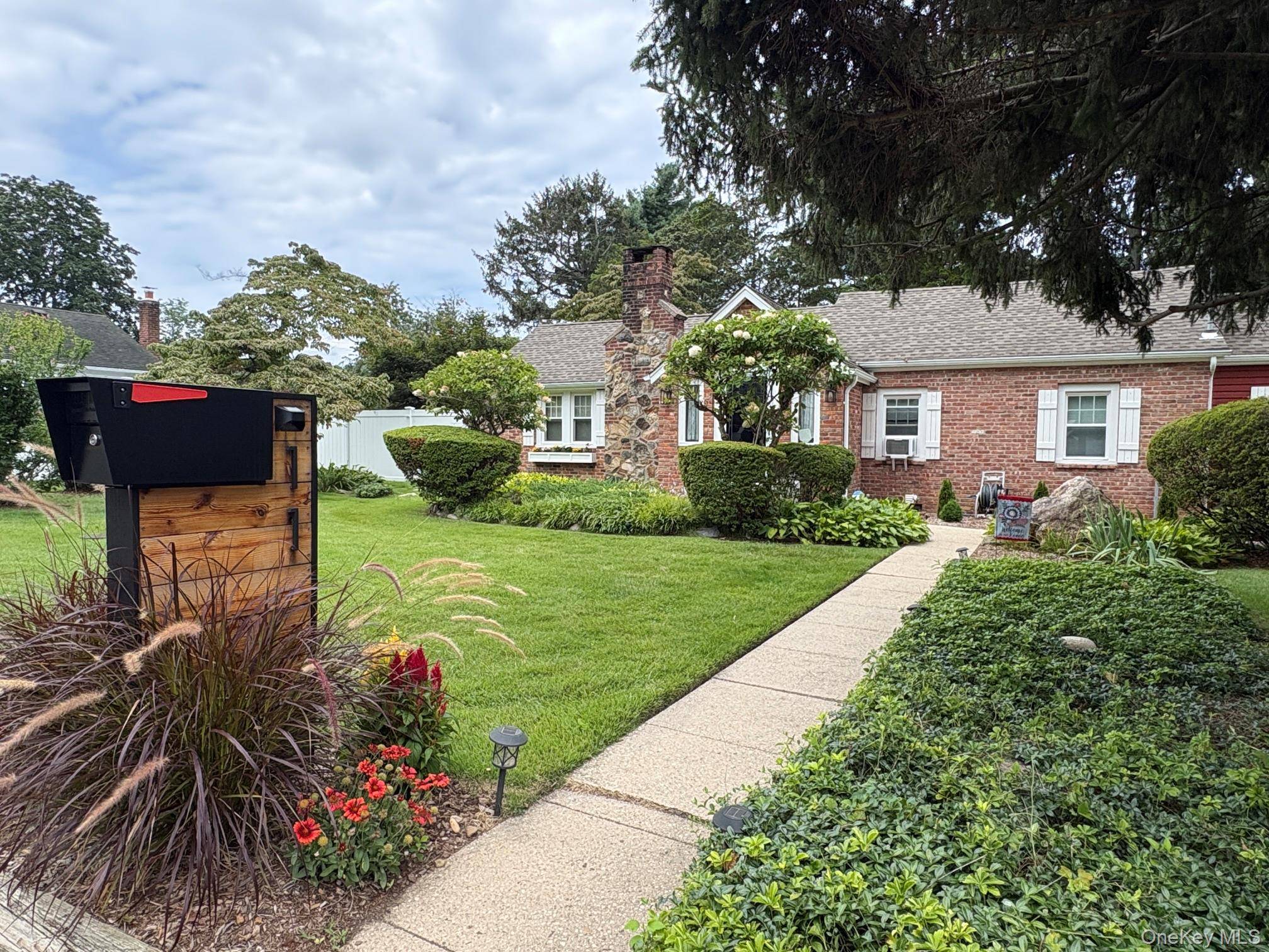 11 Keeler ST, Huntington, NY 11743