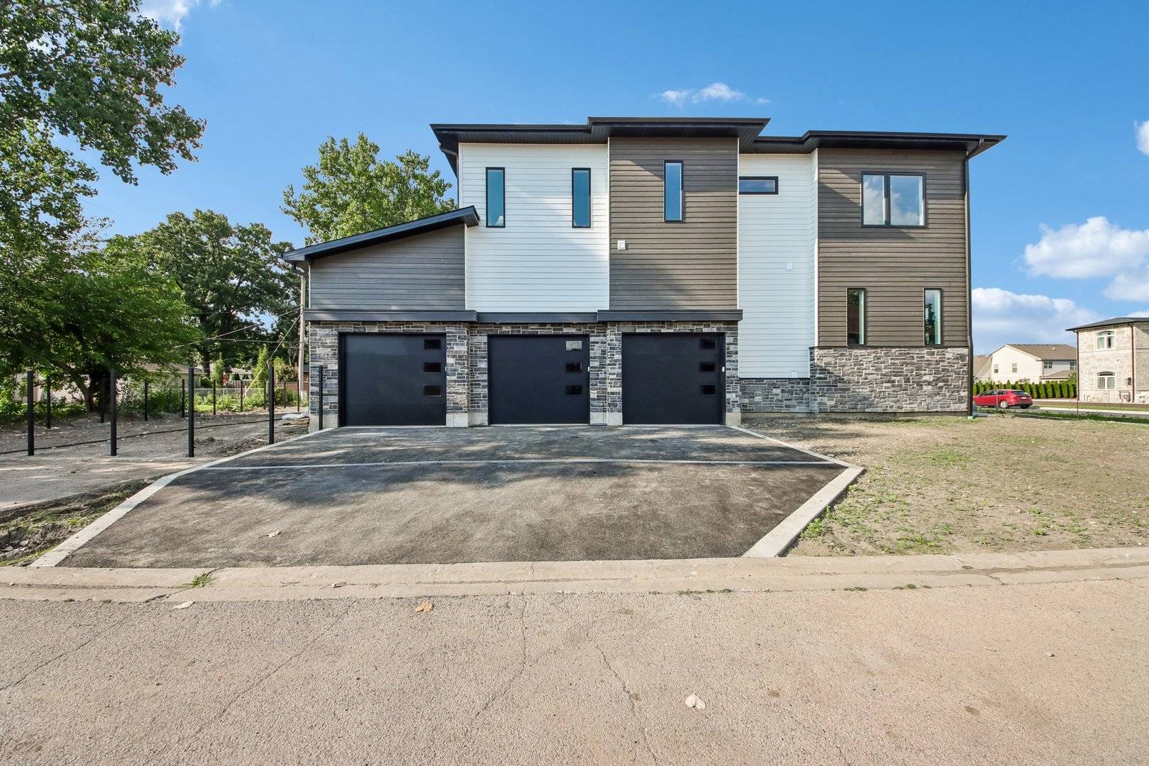 128 Pine LN, Wood Dale, IL 60191