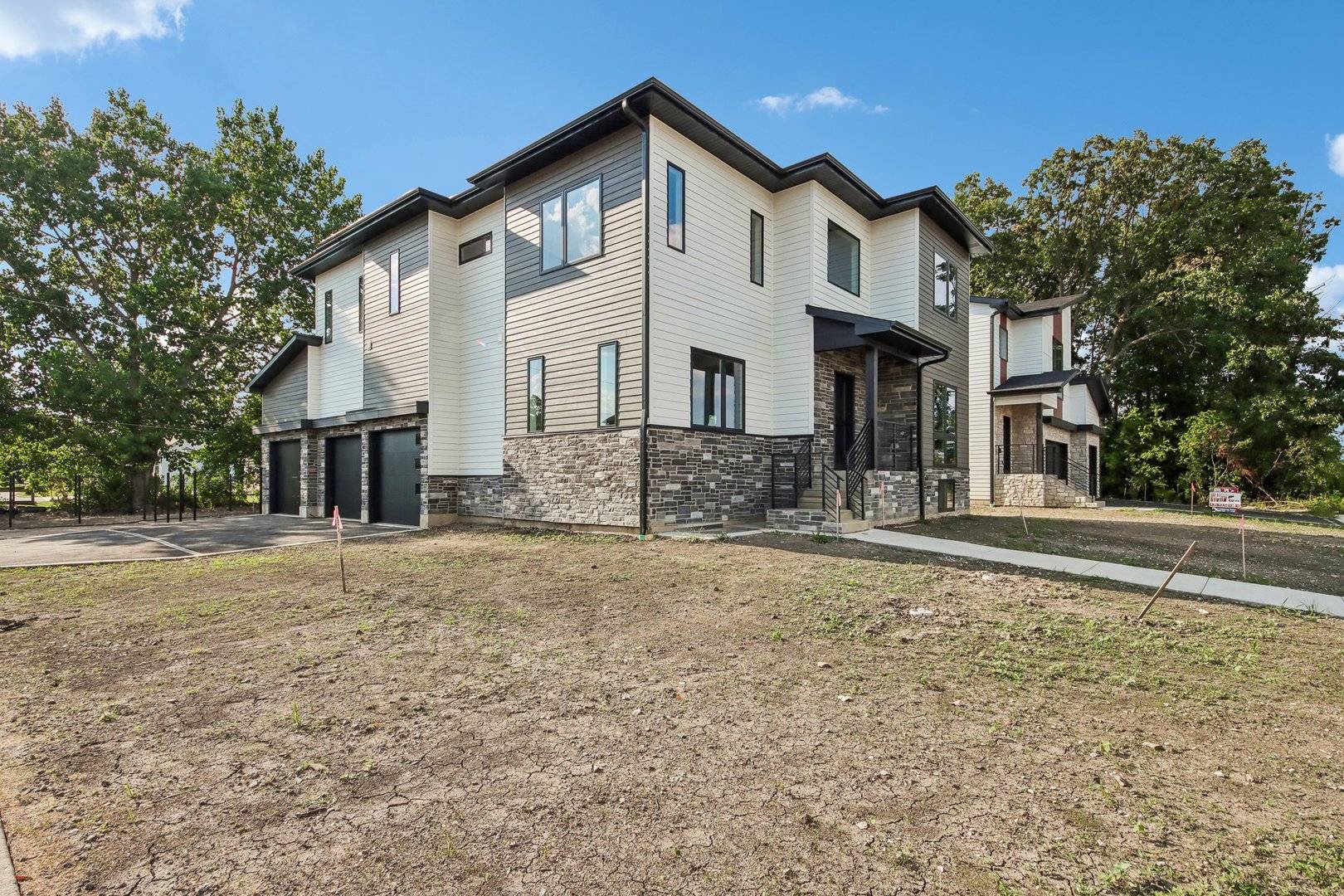 128 Pine LN, Wood Dale, IL 60191