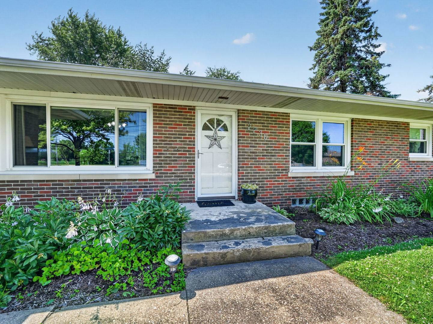 2230 N 1st ST, Dekalb, IL 60115