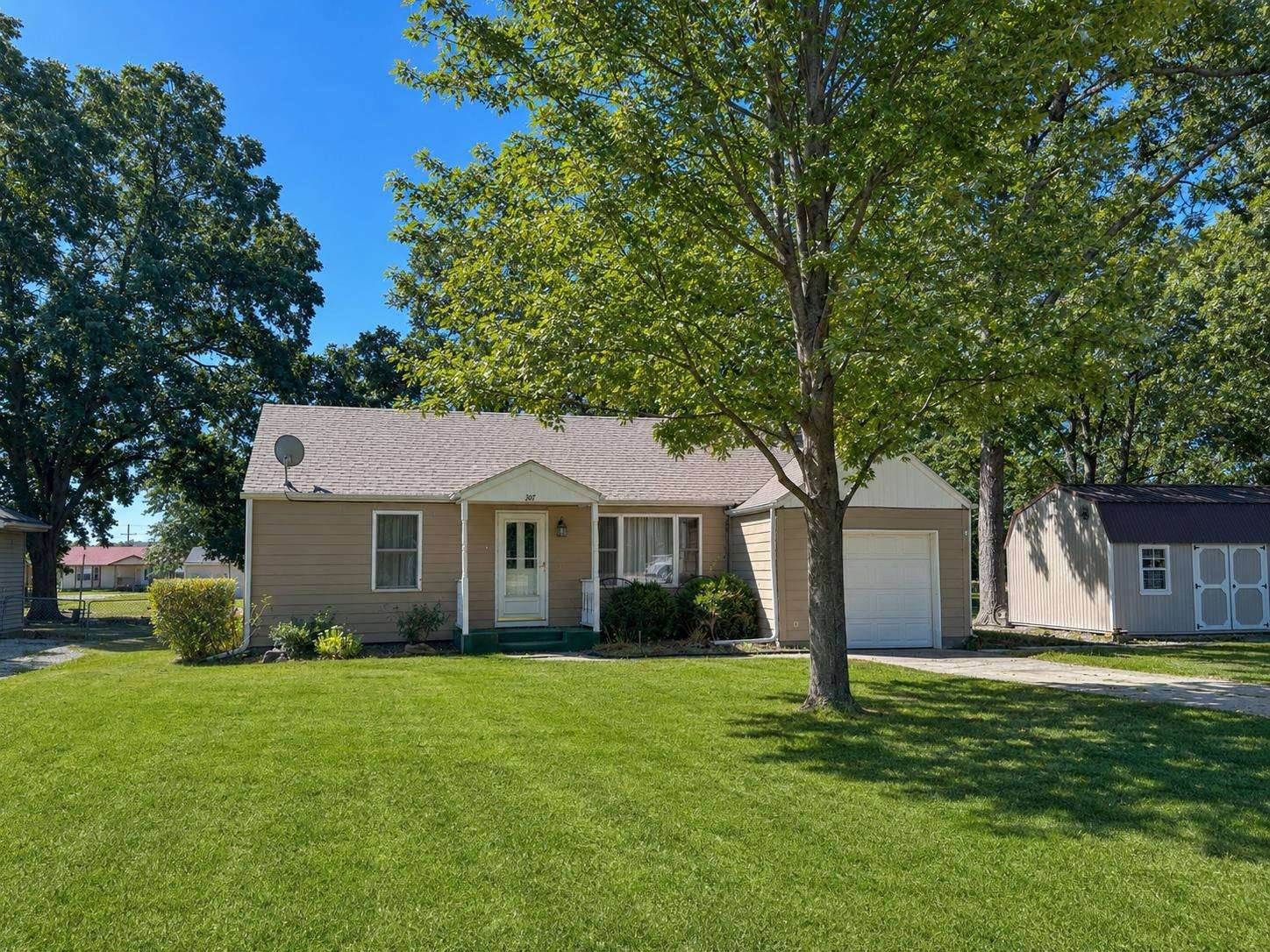 307 Lake Rd, Olpe, KS 66865
