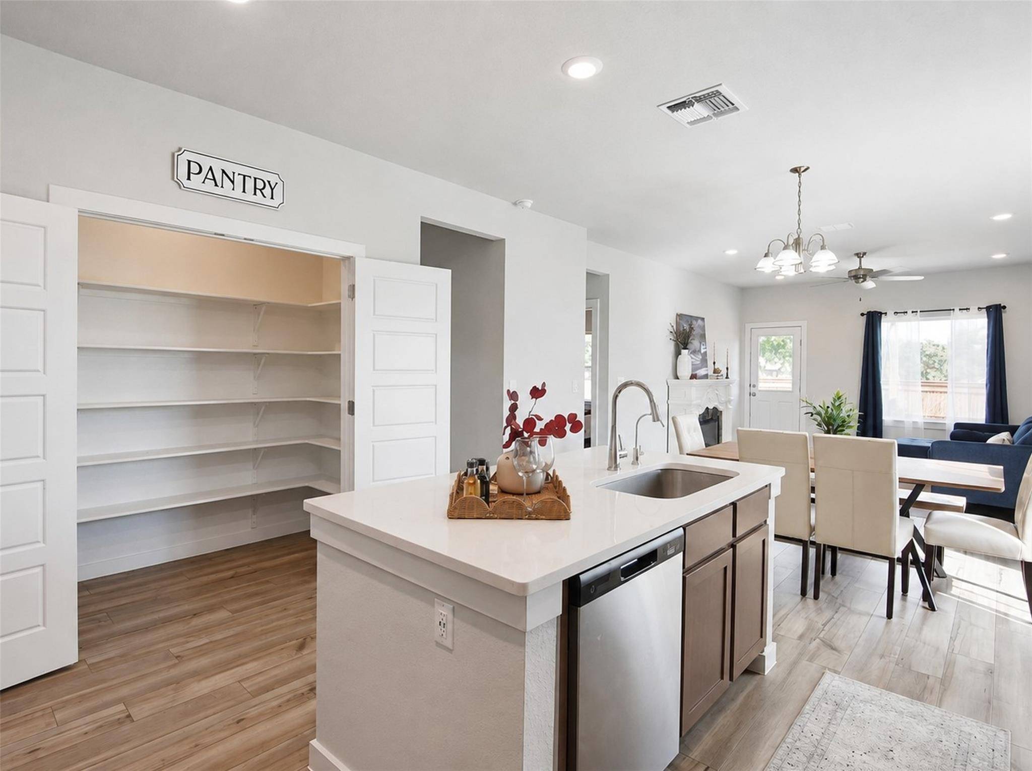 1924 Split Rock RD, New Braunfels, TX 78130