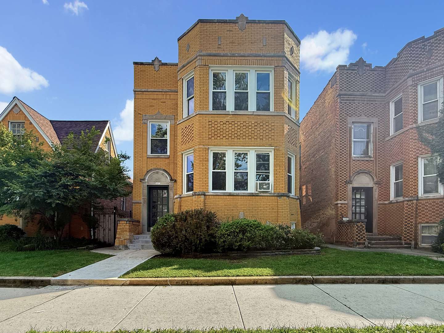 5057 W Newport AVE, Chicago, IL 60641