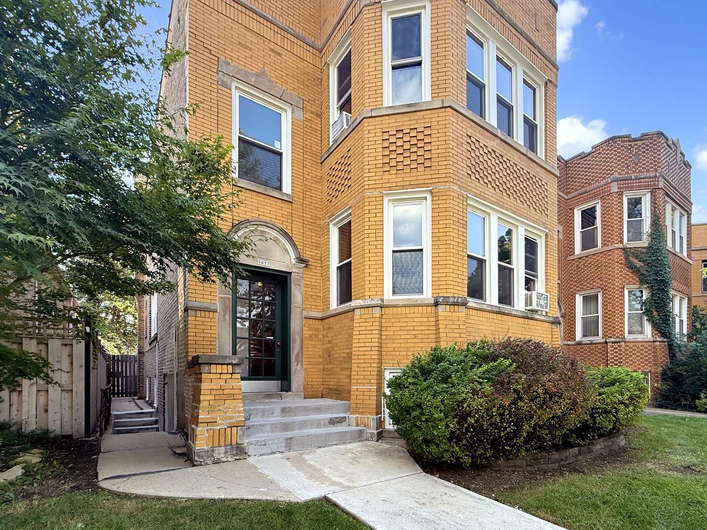 5057 W Newport AVE, Chicago, IL 60641