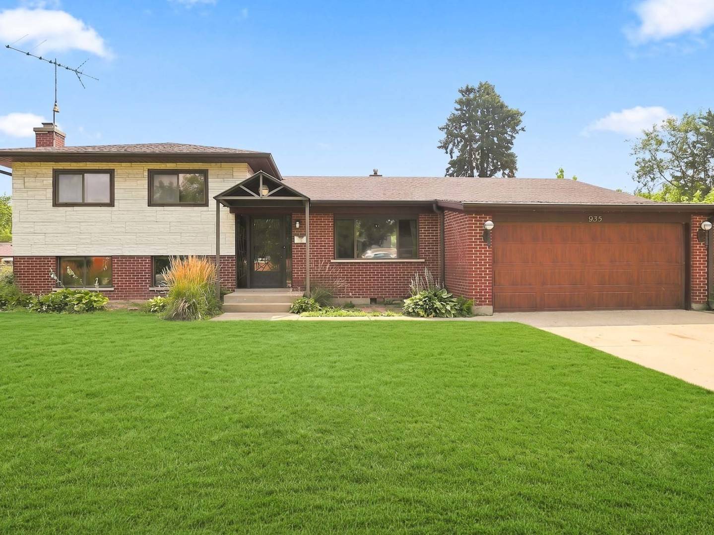 935 Anderson TER, Des Plaines, IL 60016