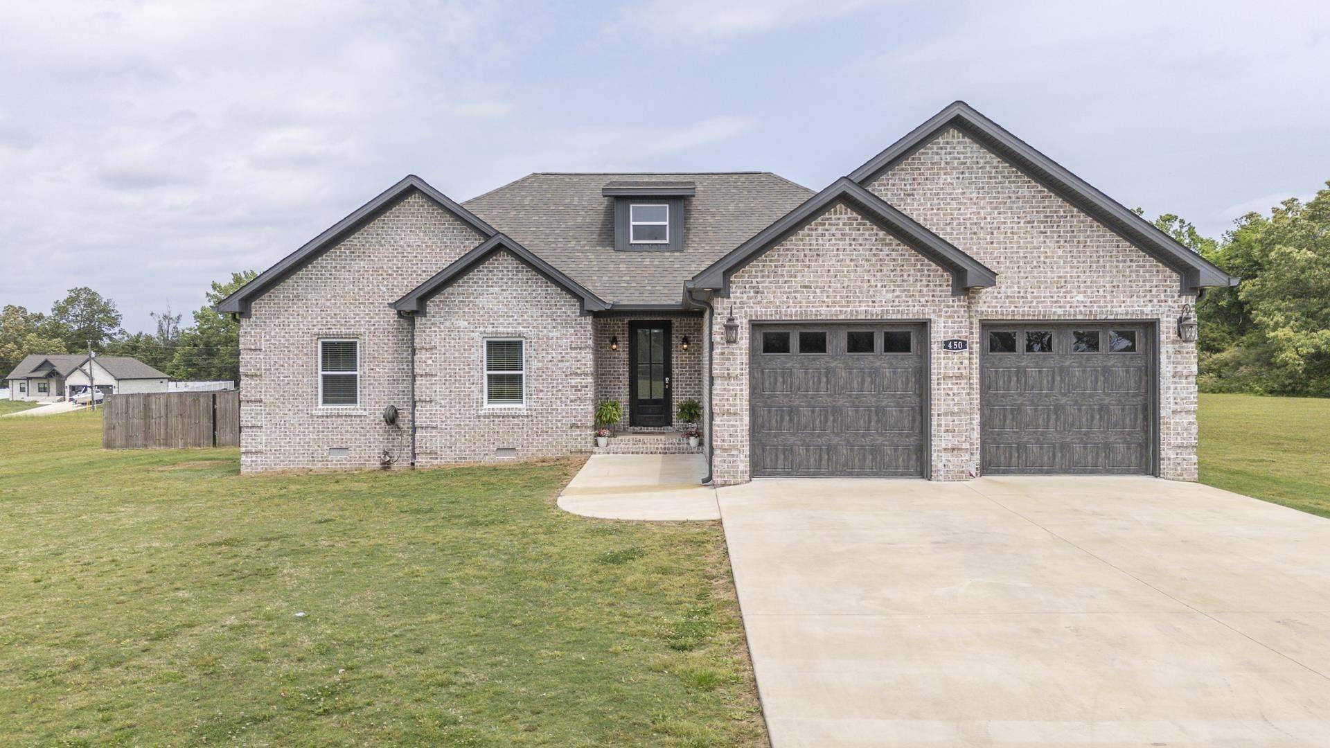 450 CORDOVA CV, Savannah, TN 38372