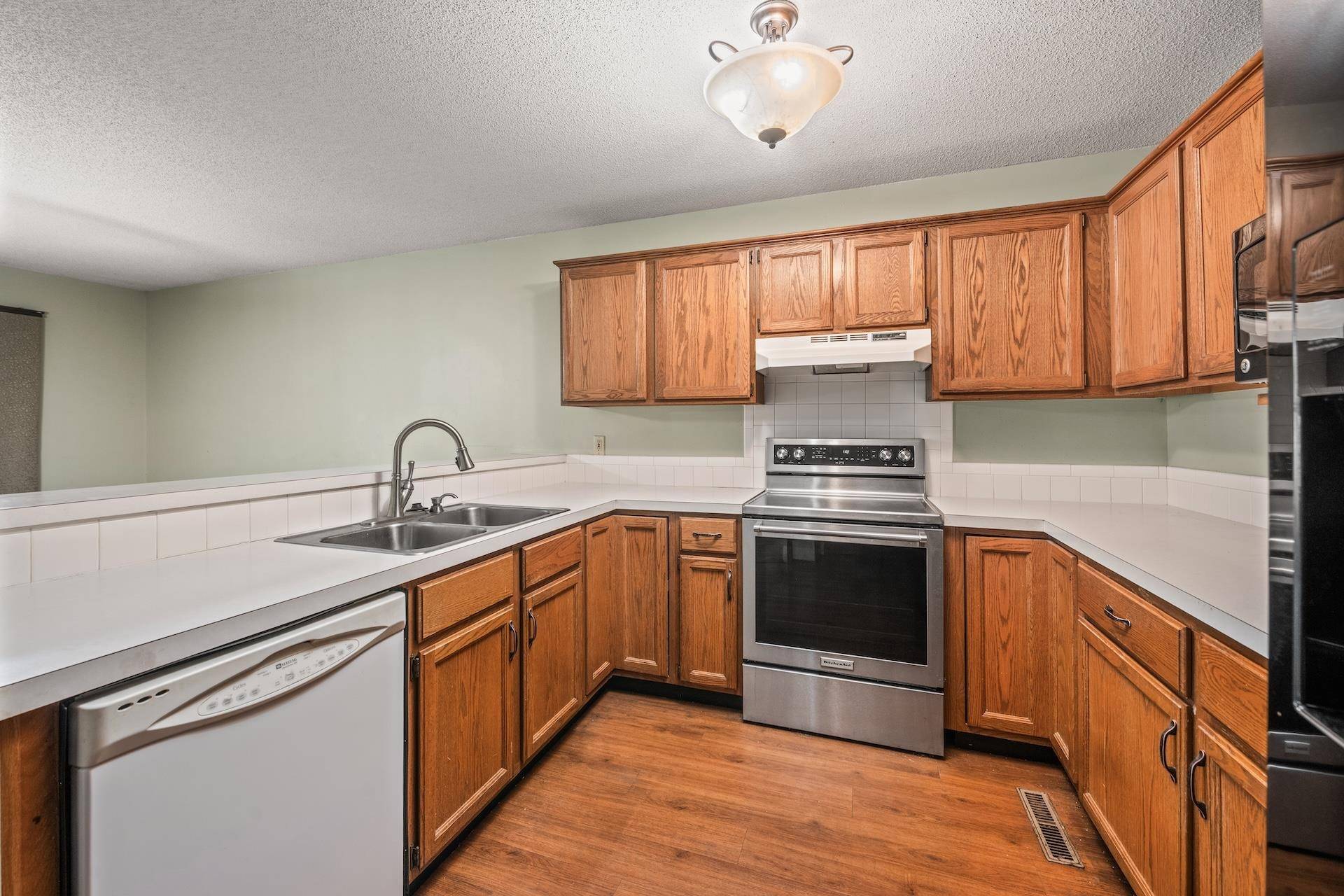 819 N Pine Grove St, Wichita, KS 67212-6641
