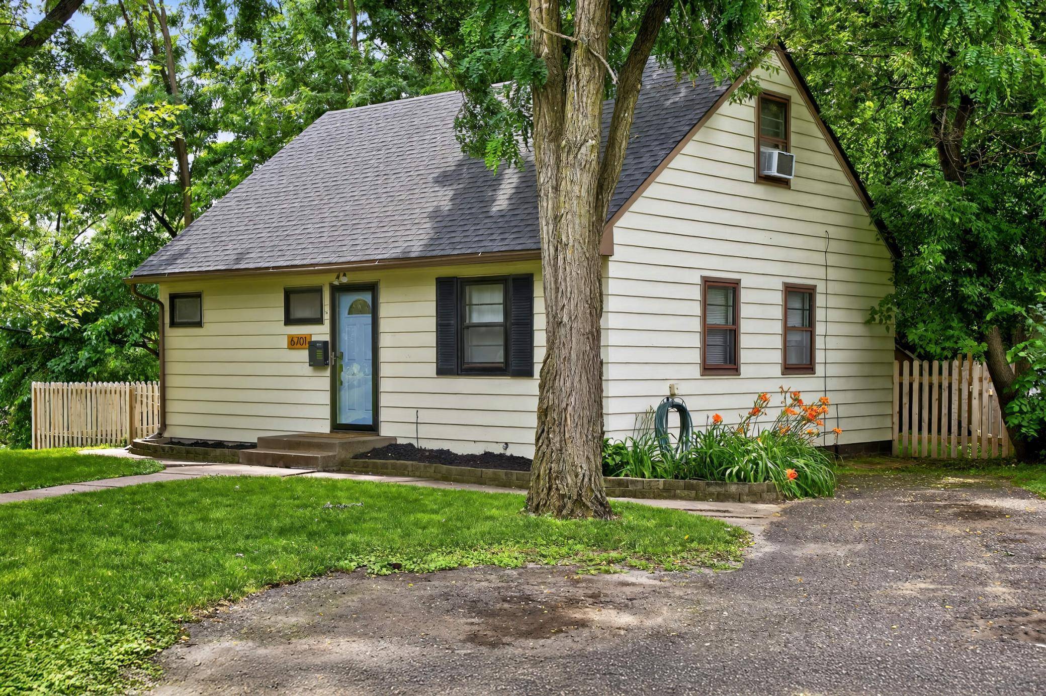 6701 34th AVE N, Crystal, MN 55427