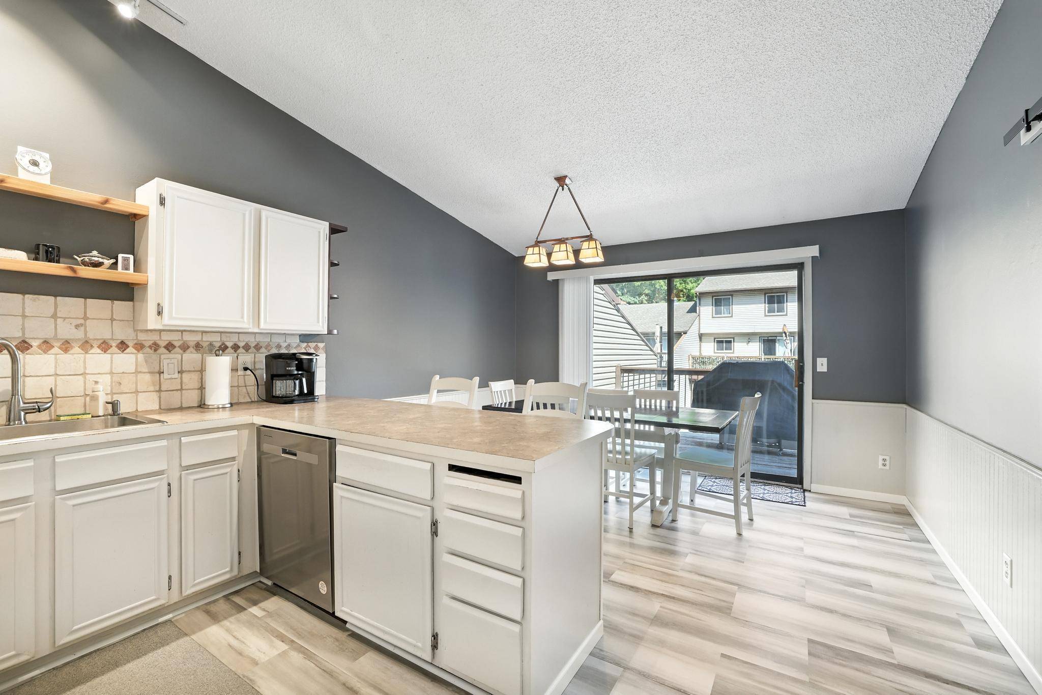 256 River Woods LN, Burnsville, MN 55337