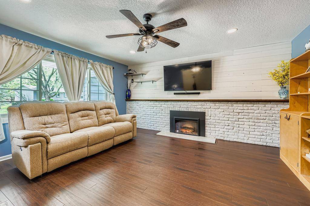 10215 Union Terrace LN N, Maple Grove, MN 55369