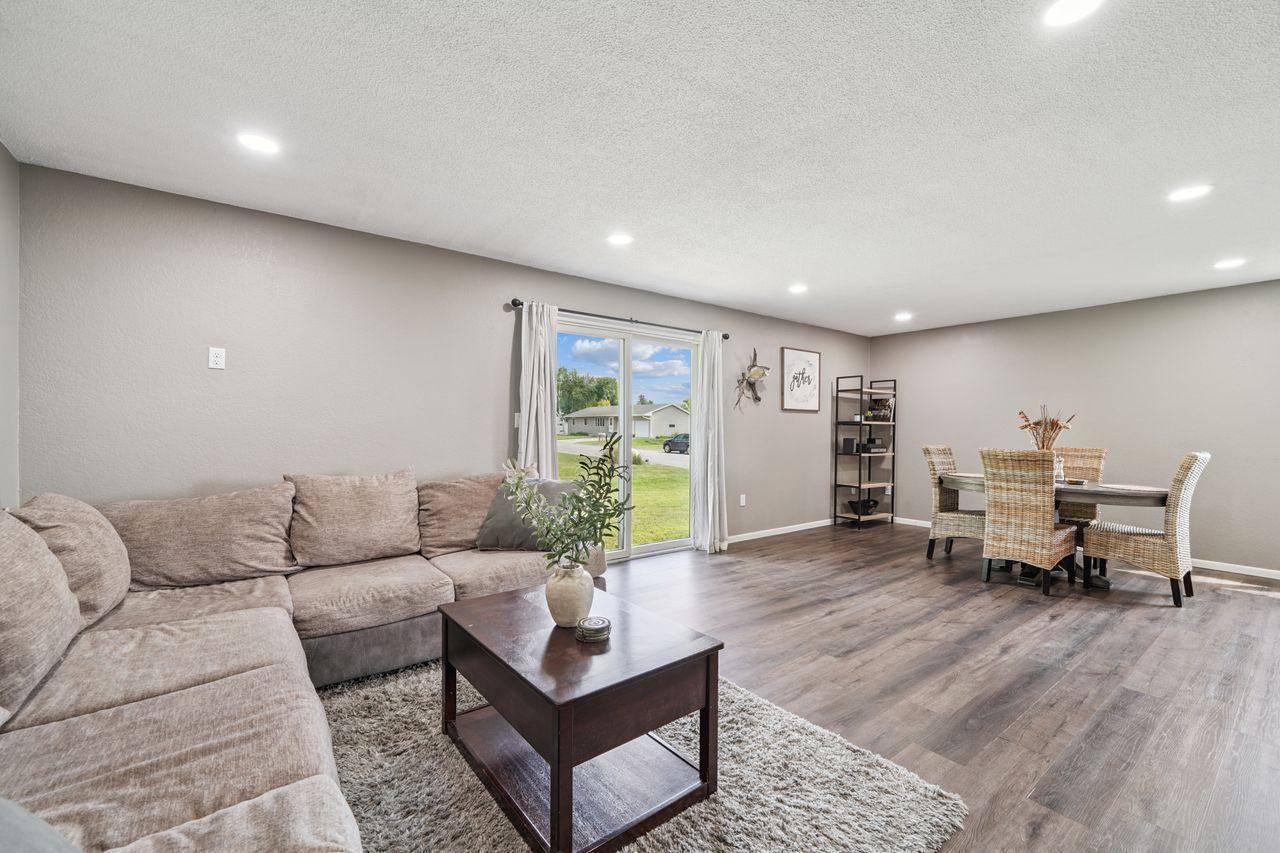 620 Ranchwood DR, Bird Island, MN 55310