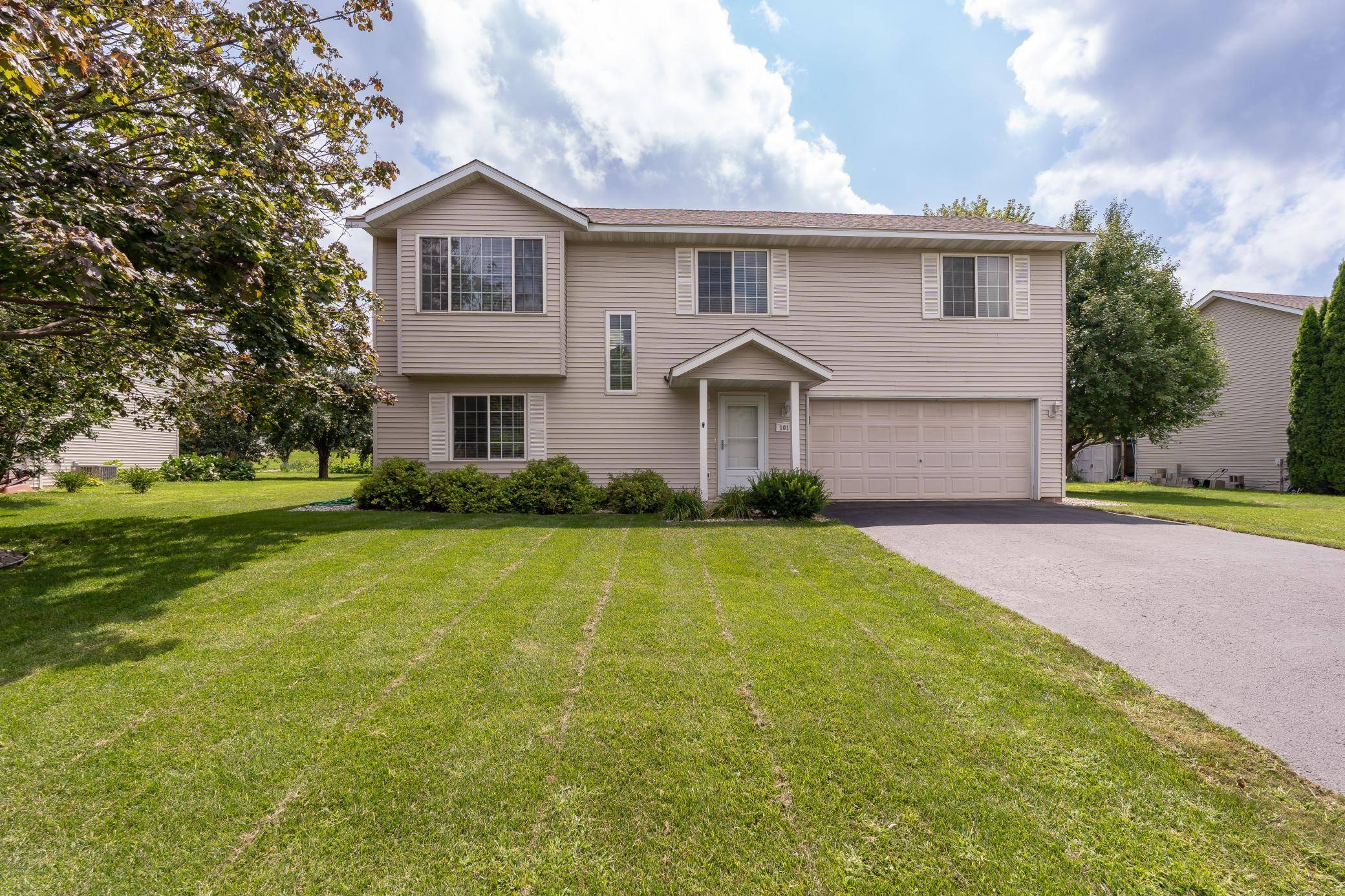 1017 E Orchard ST, Belle Plaine, MN 56011