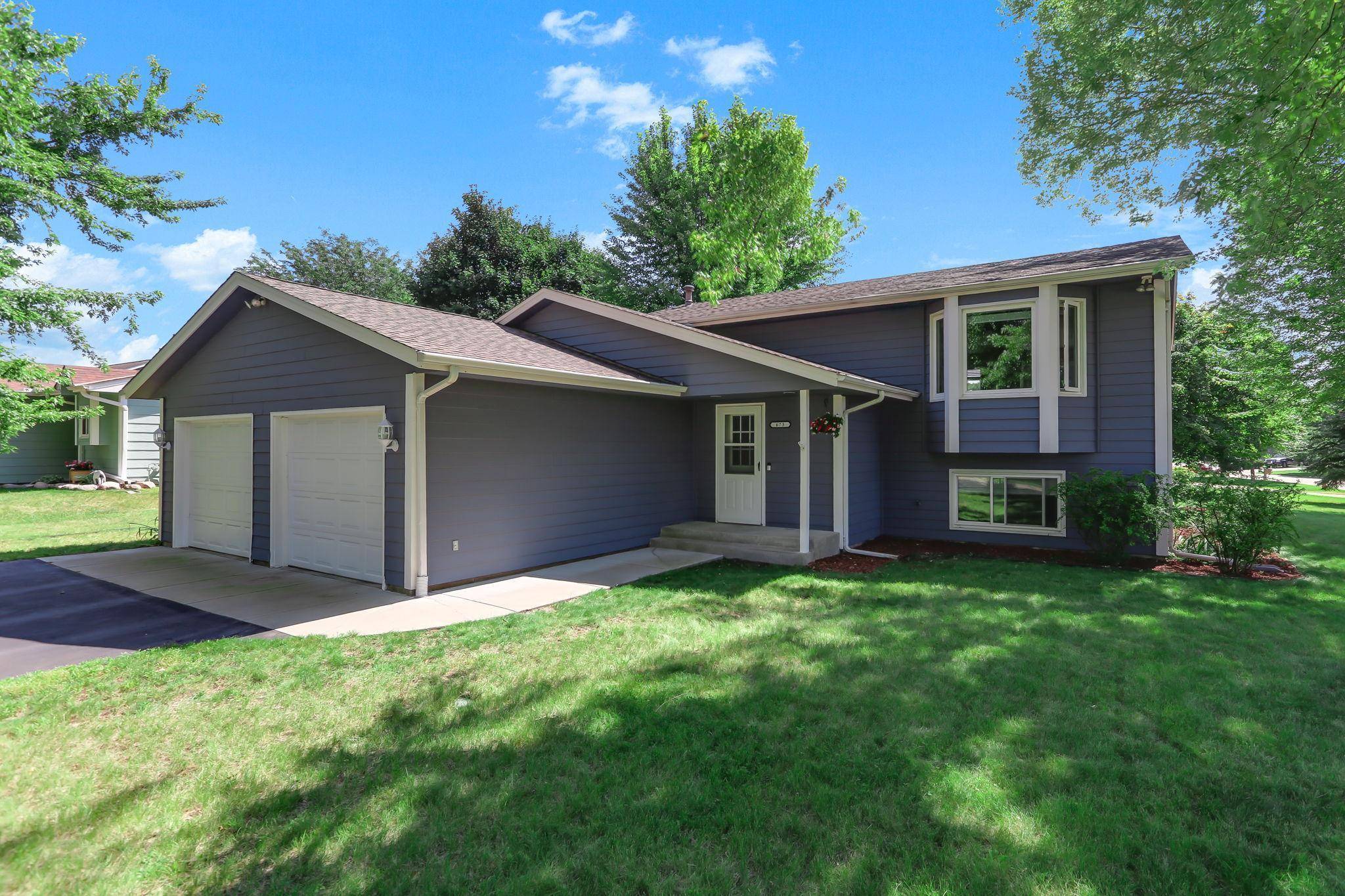 673 Concord DR, Chaska, MN 55318
