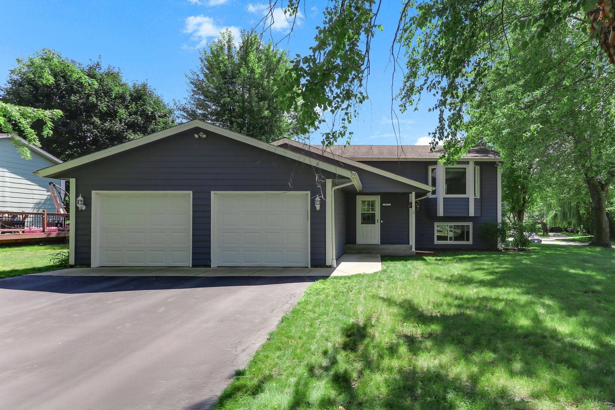 673 Concord DR, Chaska, MN 55318