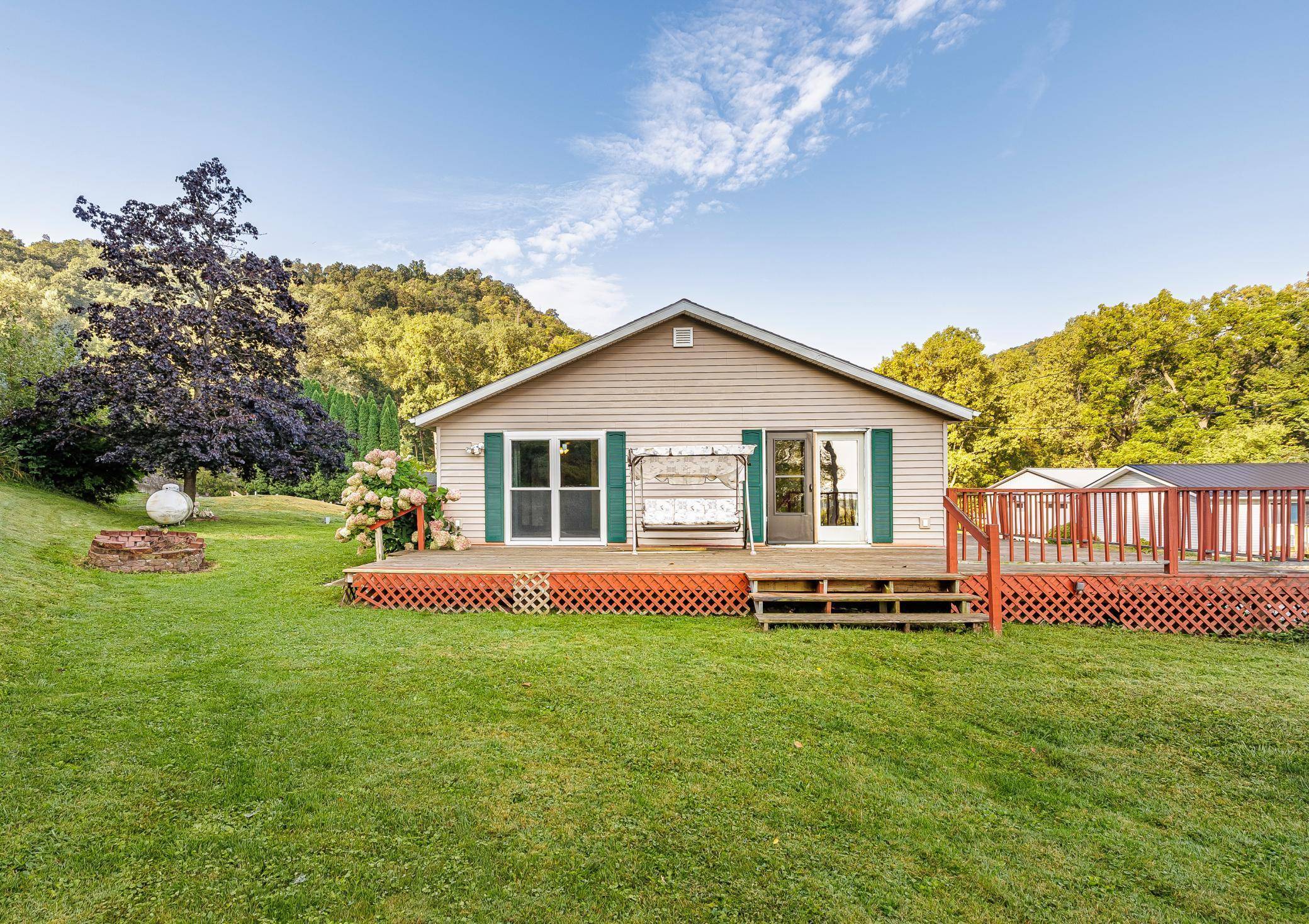 46825 Oak Hill LN, Dresbach Twp, MN 55947