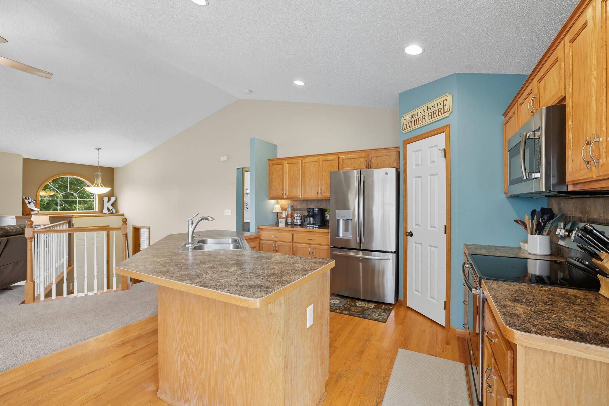 985 Cobblestone LN, Belle Plaine, MN 56011