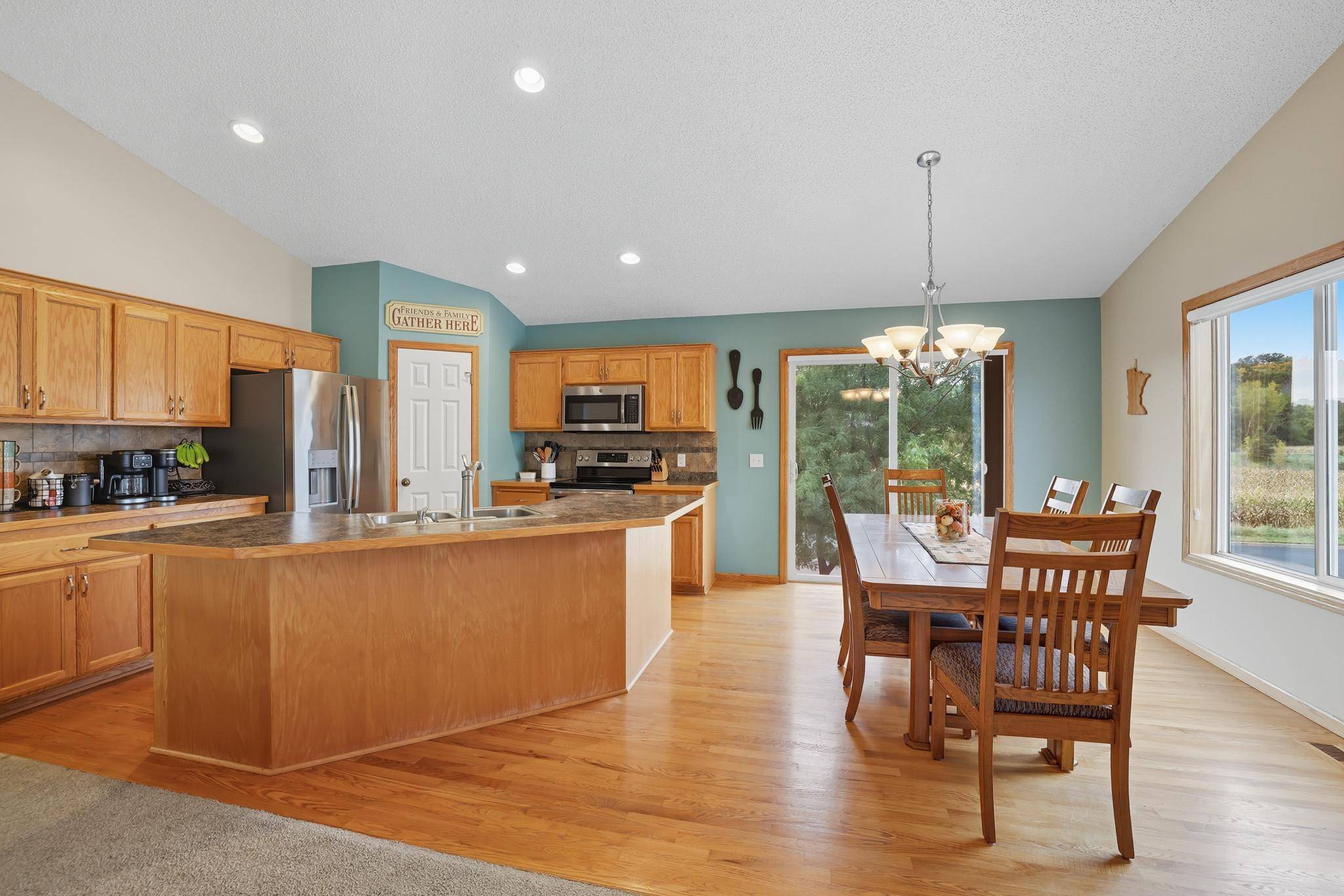 985 Cobblestone LN, Belle Plaine, MN 56011