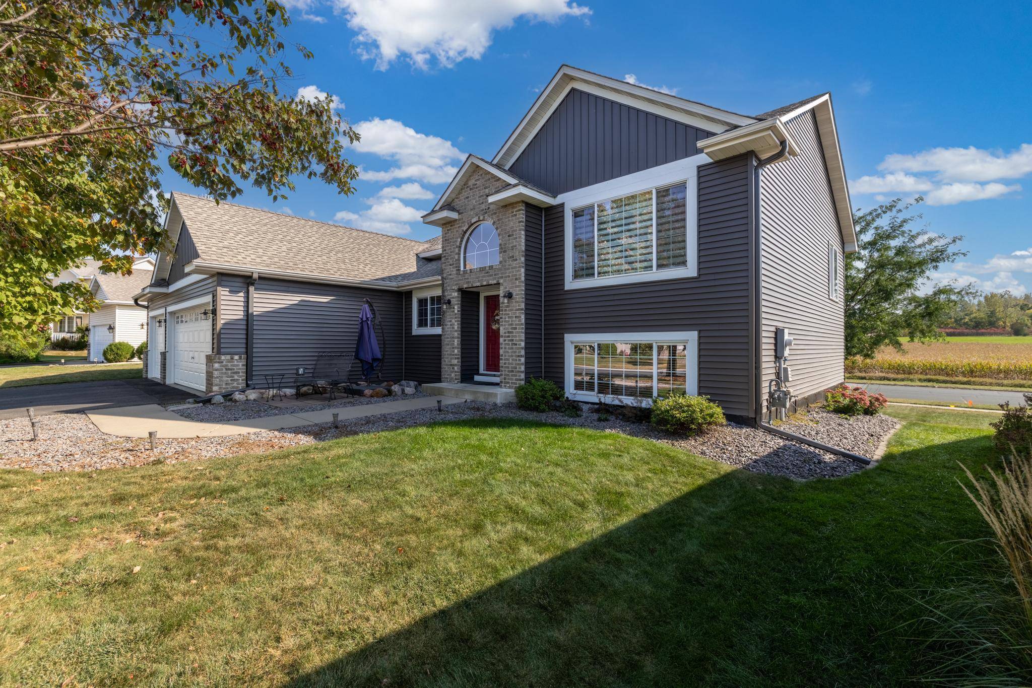 985 Cobblestone LN, Belle Plaine, MN 56011