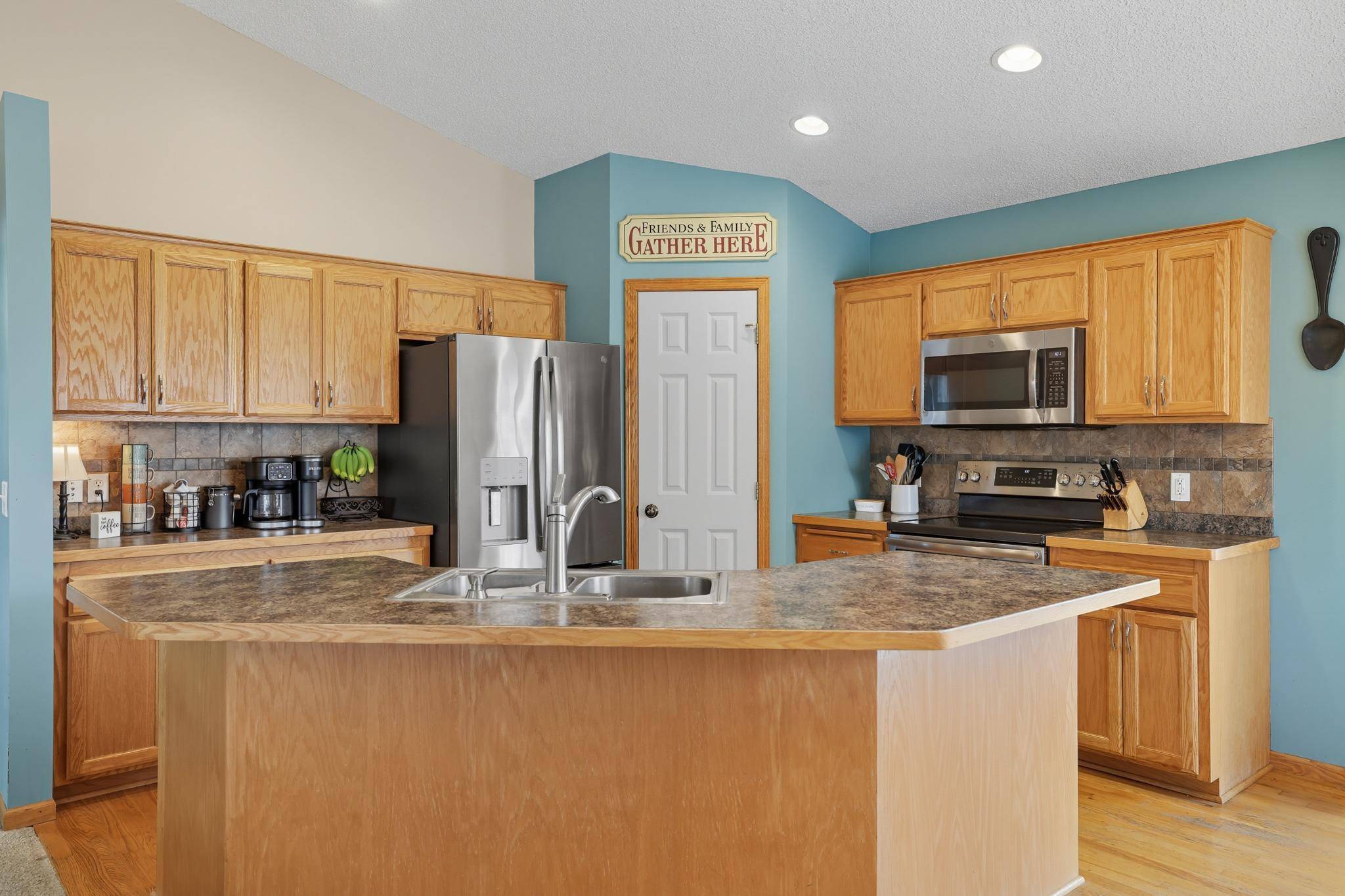 985 Cobblestone LN, Belle Plaine, MN 56011