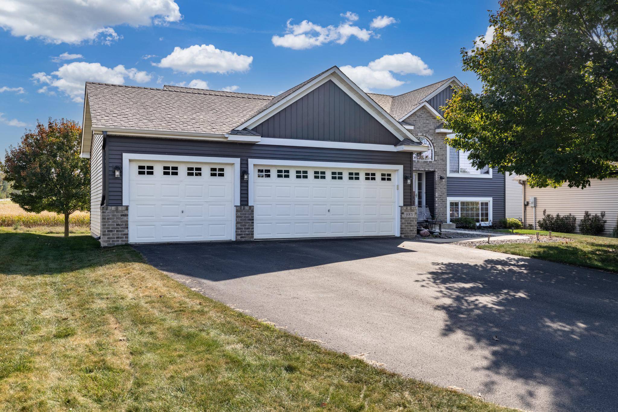 985 Cobblestone LN, Belle Plaine, MN 56011